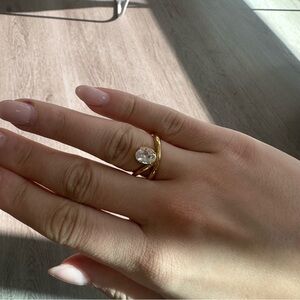 Elegant 18k Gold Ring with Clear Gemstone